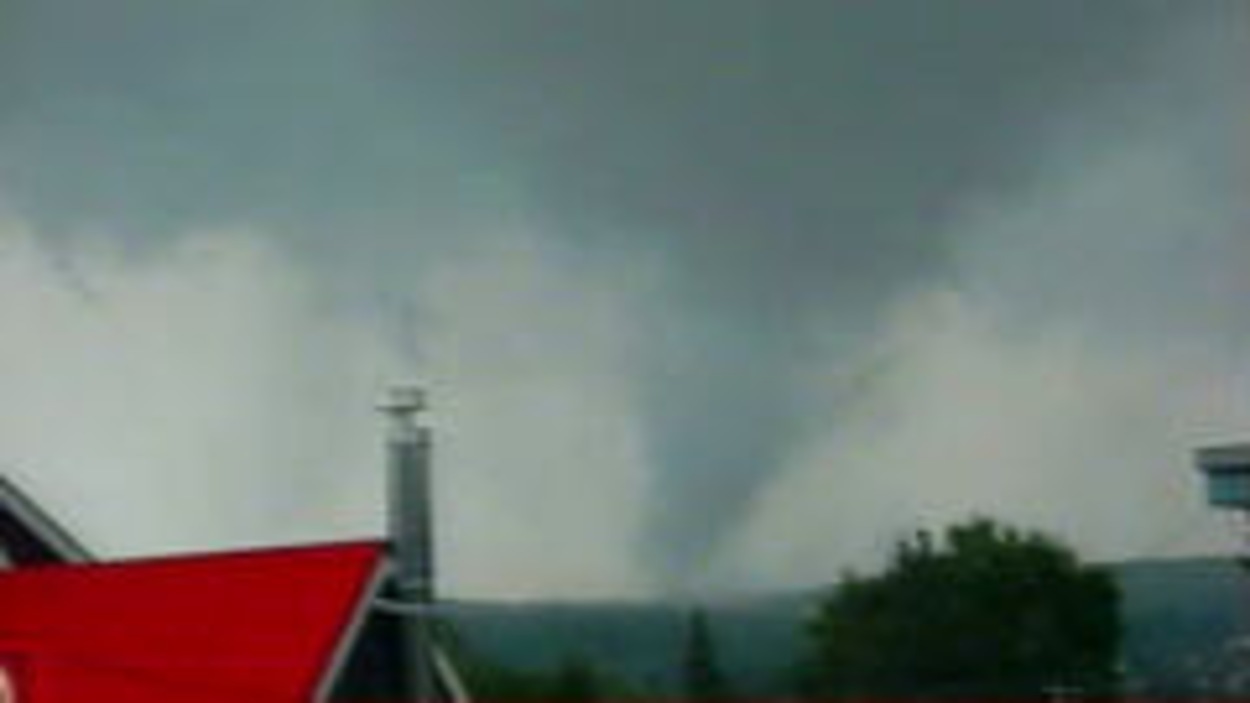 Une tornade frappe Mont-Laurier | Radio-Canada