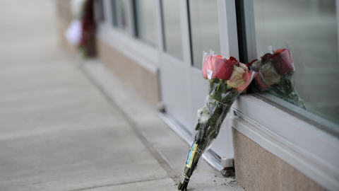 Des fleurs sont déposées à la mémoire des victimes sur les lieux du drame.