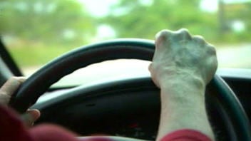 Personne âgée au volant