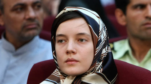 La Française Clotilde Reiss. À gauche, le journaliste Ahmad Zeidabadi.