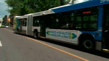 L'autobus articulé présenté lors de la conférence de presse, mardi