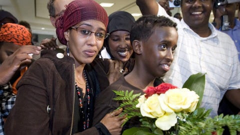 Suaad Hagi Mohamud est émue de retrouver son fils de 12 ans à Toronto.