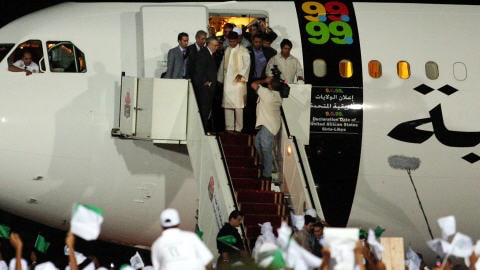 Abdelbaset Ali Mohamed Al-Megrahi, à son arrivée à l'aéroport de Tripoli, jeudi, avec le fils de Mouammar Kadhafi, Seif Al-Islam (20 août 2009)