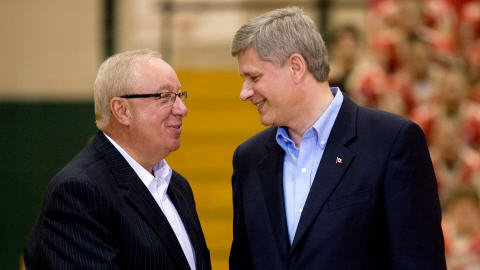 Jacques Demers et Stephen Harper le 27 août 2009, jour de l'annonce de la nomination de l'ex-entraîneur-chef de la Ligue nationale de hockey au Sénat