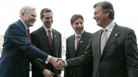 Michael Wilson (à gauche) serre la main à Gary Doer à l'ambassade canadienne en septembre 2007, sous le regard des premiers ministres ontariens Dalton McGuinty et néo-brunswickois Shawn Graham.