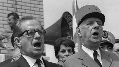Daniel Johnson et Charles de Gaulle chantent ensemble le « Ô Canada », le 24 juillet 1967.