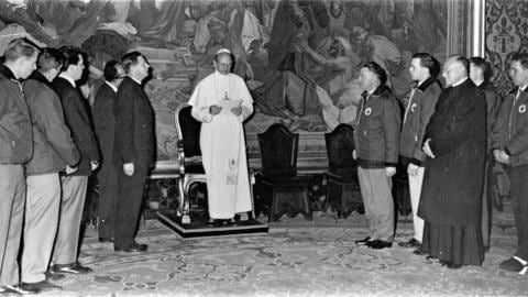 Le pape Paul VI s'adresse à l'équipe de hockey olympique du Canada en 1964.