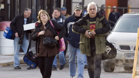 Des travailleurs sortant d'une usine d'Oshawa en Ontario.