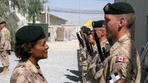 La gouverneure générale Michaëlle Jean procède à l'inspection de la garde à la base de Kandahar.