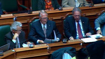 Gérald Tremblay et d'autres élus consultent le rapport du vérificateur général sur les compteurs d'eau.