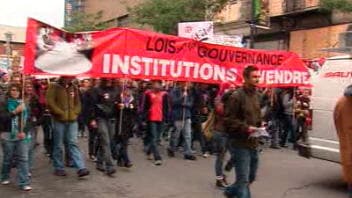 Des participants à la manifestation dans les rues de Montréal