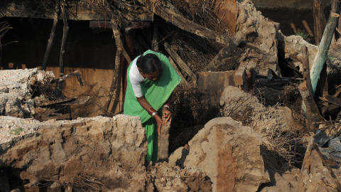 Une femme dans les ruines de sa maison à Burdipadu