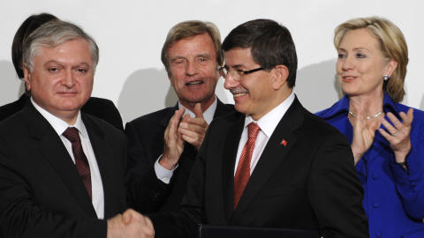 Le ministre arménien des Affaires étrangères Edouard Nalbandian et son homologue turc Ahmet Davutoglu se serrent la main. En arrière-plan, le chef de la diplomatie française Bernard Kouchner et la secrétaire d'État américaine Hillary Clinton.