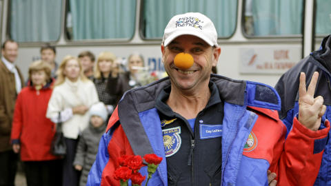 Les services de sauvetage russes transportent le touriste de l'espace Guy Laliberté après son atterrissage près de la ville de Arkalyk, au Kazakhstan, le 11 octobre 2009.