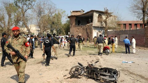 Des policiers sécurisent le site où des attentats-suicides ont eu lieu, vendredi 16 octobre 2009, à Peshawar.