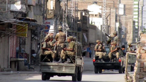 Des soldats pakistanais patrouillent les rues durant un couvre-feu dans la ville de Bannu, dans la région du Waziristan, le 17 octobre 2009.