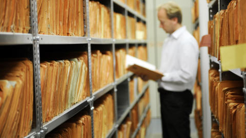 Un archiviste dans les archives de la Stasi.