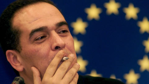 Le journaliste Taoufik Ben Brick lors d'une conférence de presse au Parlement européen en 2006