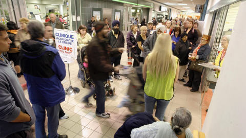 Clinique de vaccination dans un centre d'achats de Winnipeg