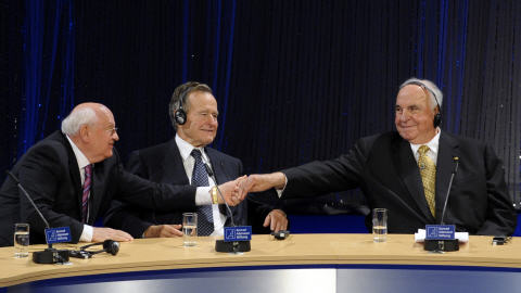 Mikhail Gorbatchev, George Bush père et Helmut Kohl