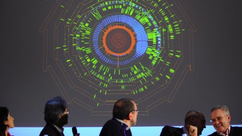 Des scientifiques du CERN regardent sur un écran le premier choc des patricules.