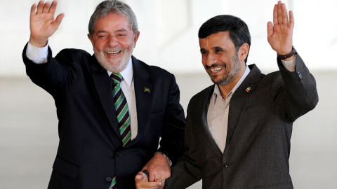 Le président brésilien Luiz Inacio Lula da Silva recevant son homologue iranien à Brasília