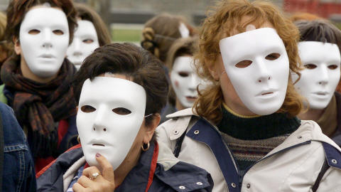 Des femmes manifestent devant le parlement, à Québec, pour dénoncer la violence faite aux femmes, le 16 mai 2002.