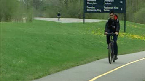 Un cycliste sur une piste cyclable