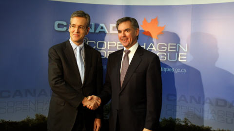 Le ministre de l'Environnement Jim Prentice en compagnie du négociateur canadien à Copenhague, Michael Martin