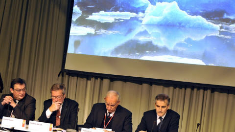 Des ministres de l'Environnement écoutent un exposé sur la fonte des glaces.