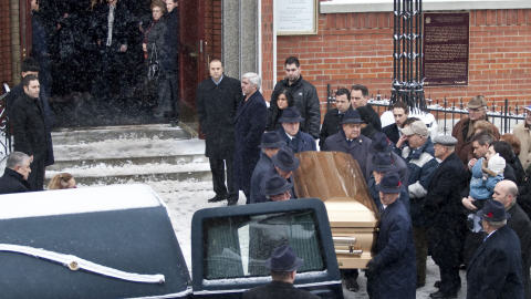 Le cercueil de Nick Rizzuto fils est porté hors de l'église.