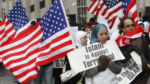 Des musulmans dénoncent le terrorisme islamique devant le tribunal fédéral de Détroit où est jugé Umar Farouk Abdulmutallab.