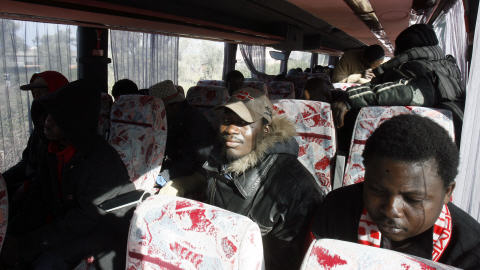 Des travailleurs étrangers évacuent Rosarno en autobus.