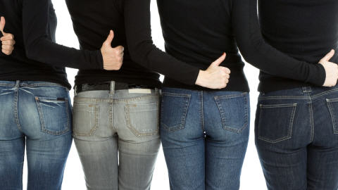 Femmes en jeans de dos