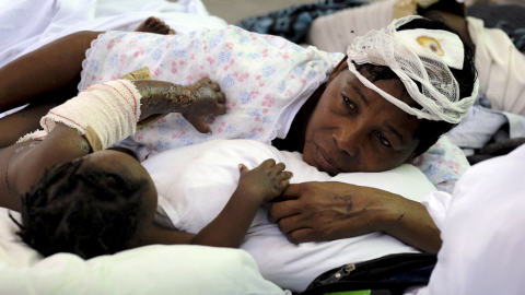 Des victimes du tremblement de terre en Haïti à l'hôpital Choscal.