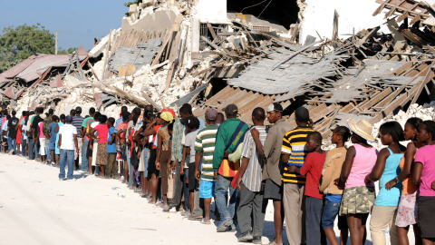 Des Haïtiens font la file à un point de distribution d'aide des Nations unies à Port-au-Prince, le 22 janvier 2010.