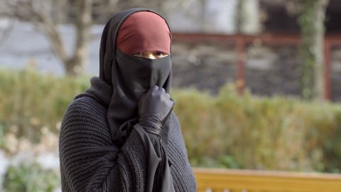 Une femme portant le niqab dans une rue de Lyon, en France, le 25 janvier 2010.