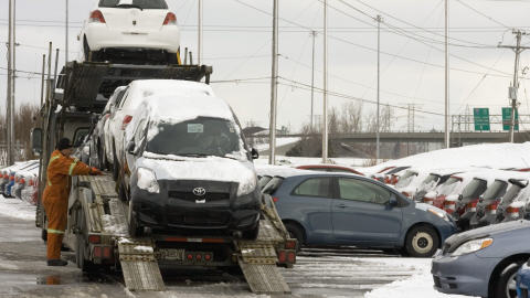 Une livraison de Toyota chez un concessionnaire de Québec le 27 janvier 2010