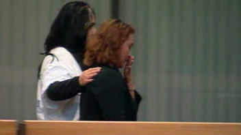 Lilian Madrid Antunes, mère de Fredy Villanueva, pleure après avoir entendu le récit du policier Jean-Loup Lapointe.