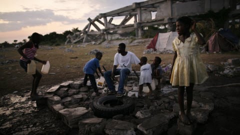Une famille haïtienne dans un camp de fortune de Port-au-Prince.
