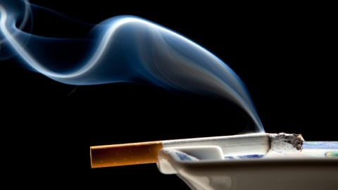 Cigarette et cendrier