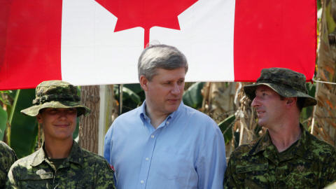 Stephen Harper en compagnie de militaires canadiens à Jacmel.