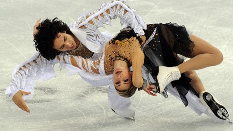 Les Américains Tanith Belbin et Benjamin Agosto s'exécutent au concours de danse.