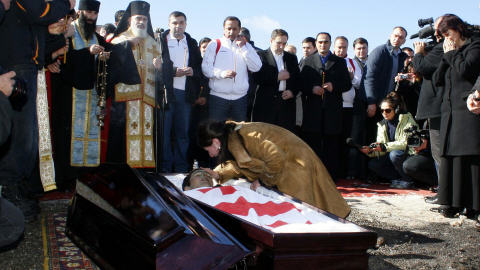 Des gens se recueillent autour du cercueil du lugeur Nodar Kumaritashvili, lors de ses funérailles à Bakuriani, 160 kms à l'ouest de Tbilisi, le 20 février.