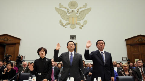 Le PDG de Toyota, Akio Toyoda (au centre), le PDG de la division américaine, Yoshiumi Inaba (à droite) et une interprète (à gauche) devant le Congrès américain