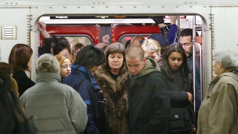 Des Torontois dans le transport en commun