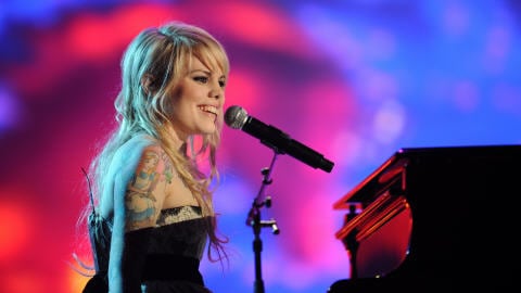Coeur de Pirate sur scène à Paris, lors des Victoires de la musique 2010.