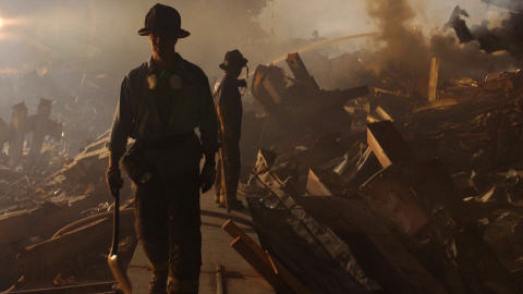 Huit jours après les attentats du 11 septembre, des pompiers combattent toujours les flammes à Ground Zero.