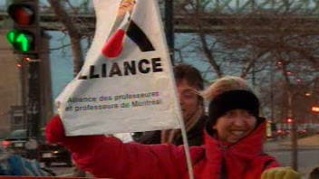 Les membres de l'Alliance des professeurs de Montréal manifestaient lundi à Montréal