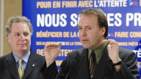 Marc Bellemare, alors qu'il faisait campagne sous la bannière libérale, en 2003, avec à ses côtés de Jean Charest